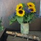 Strauß Sonnenblumen und Disteln