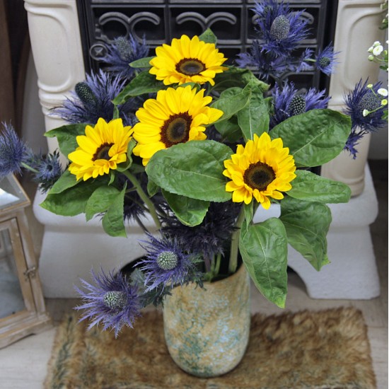 Strauß Sonnenblumen und Disteln